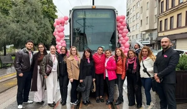 Meme Kanseri Farkındalık Ayı Kapsamında T3 Nostaljik Tramvayda Farkındalık Etkinliği